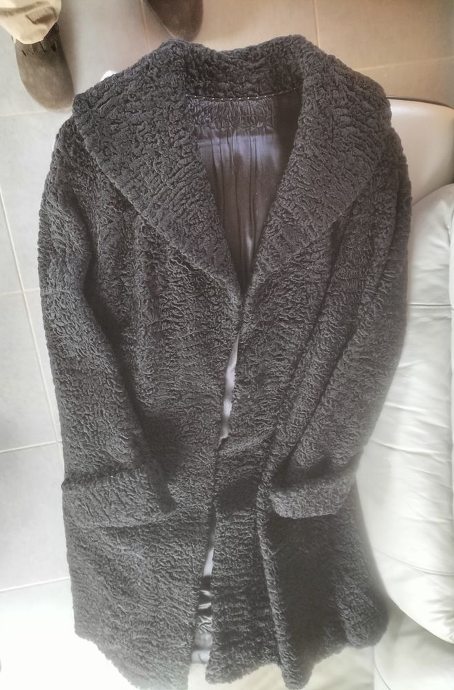manteau long fourrure v�ritable astrakan 0 Saint-Pierre-le-Vieux (71)