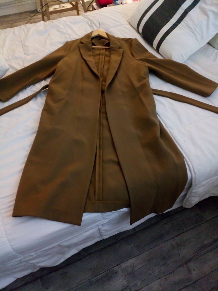 MANTEAU   MARQUE MONOPRIX
TRES BELLE COUPE 
COULEUR CARAMEL 0 Paris 14 (75)