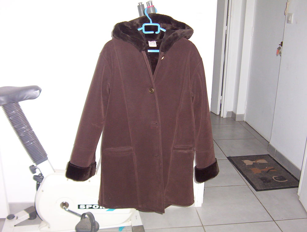 manteau neuf,couleurs marron,avec capuche
T 46/48
me teleph
10 Les Sables-d'Olonne (85)