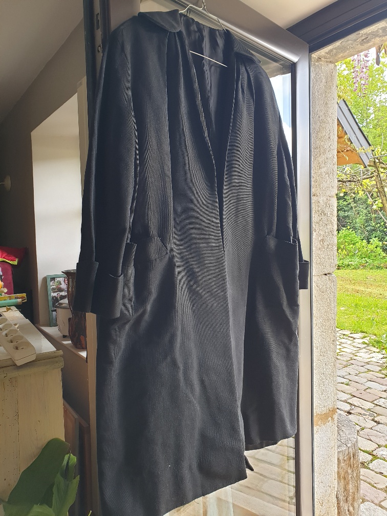 Manteau noir satin� l�ger, vintage, en bon �tat
8 Mouxy (73)