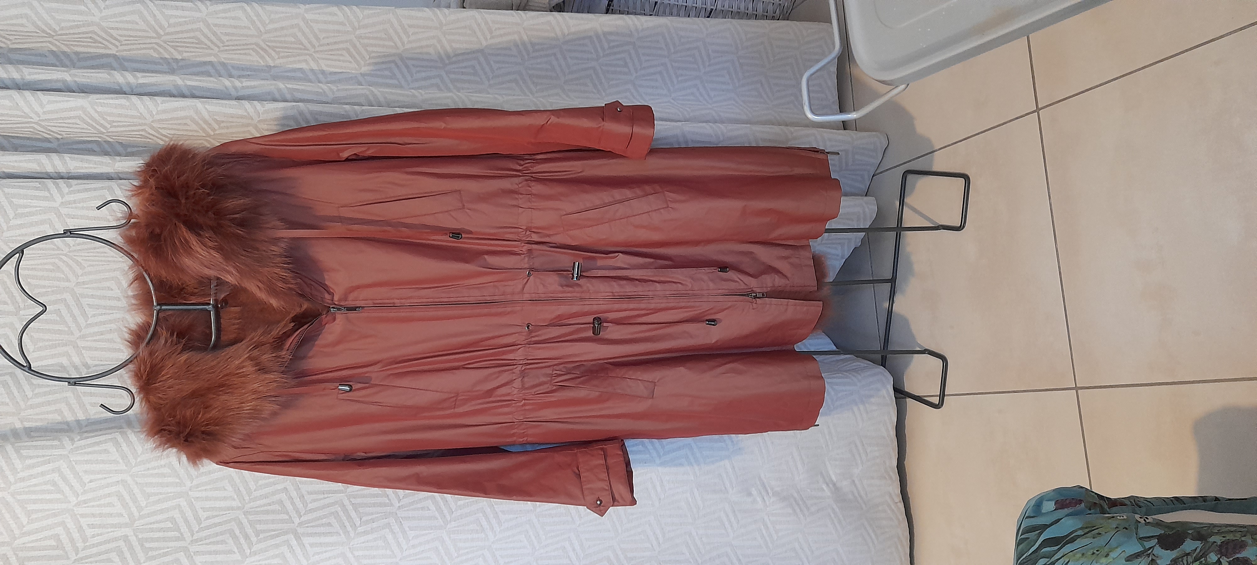 Manteau polyester doubl�e fourrure v�ritable rouge bordeaux. 120 Brian�on (05)