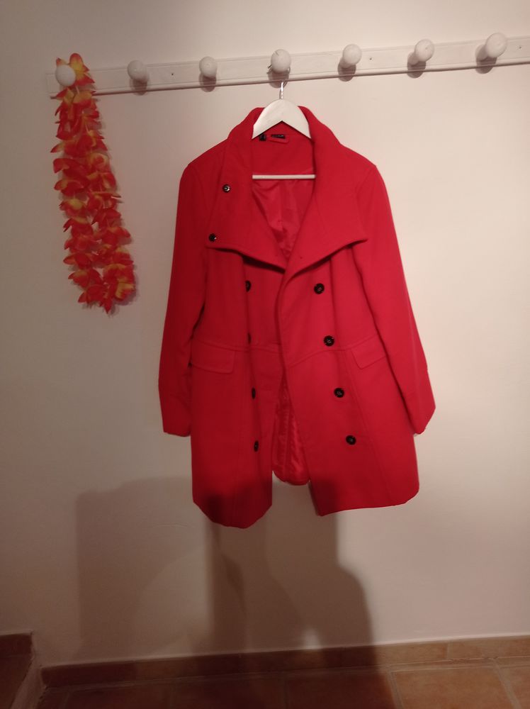 Manteau rouge vif 20 Villecroze (83)