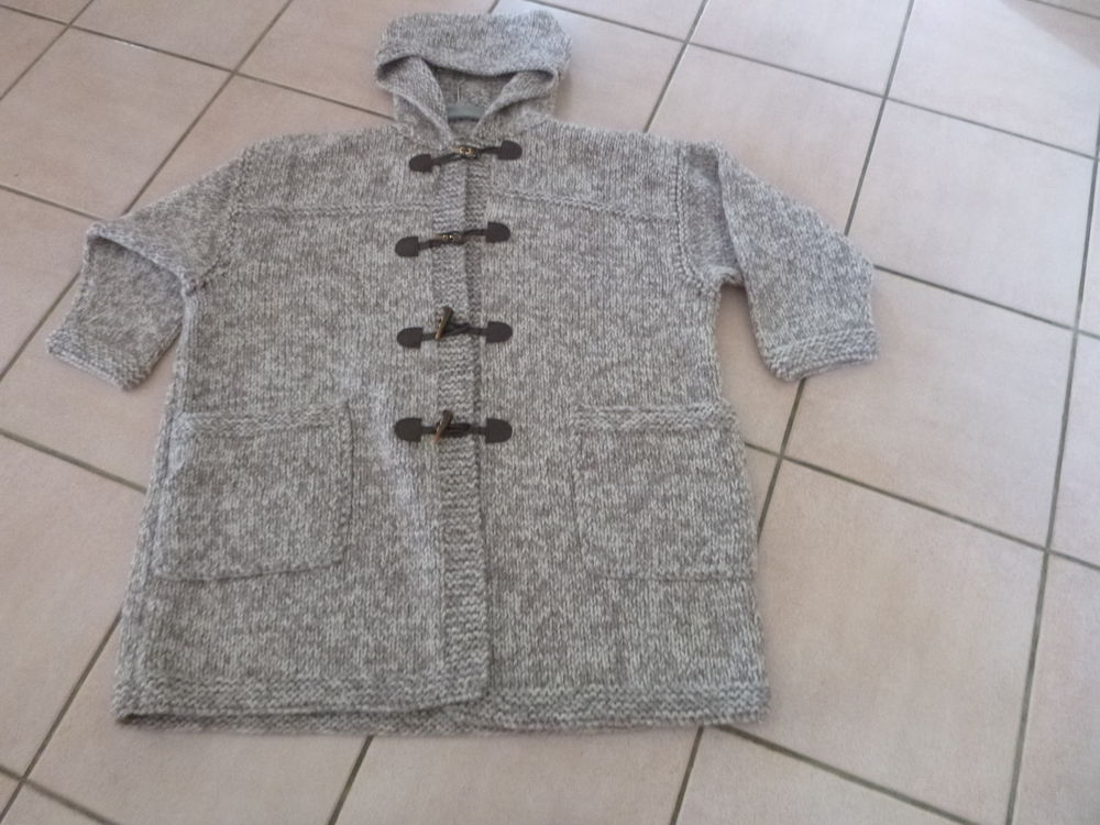 MANTEAU TRICOTE MAIN  chaud taille 50/52 pr�sent� avec mod�l 80 Verdelais (33)