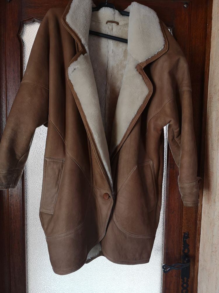 MANTEAU 3/4  EN  VERITABLE PEAU AGNEAU  DOUBLE PEAU
70 Champs-sur-Yonne (89)