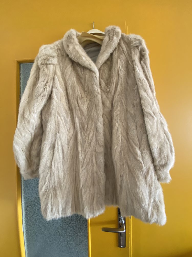 Manteau vison blanc 3/4.
100 Paris 19 (75)
