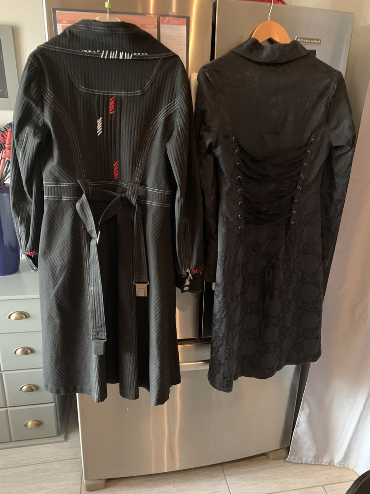 2 manteaux redingotes bon �tat  15 euros chaque a r�cup�rer sur place 30 Mauremont (31)