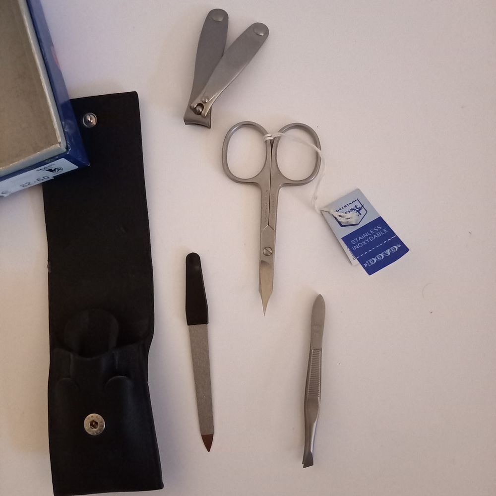 Set de manucure DOVO, fabriqu� en Allemagne , 4 pi�ces 64 Saumur (49)