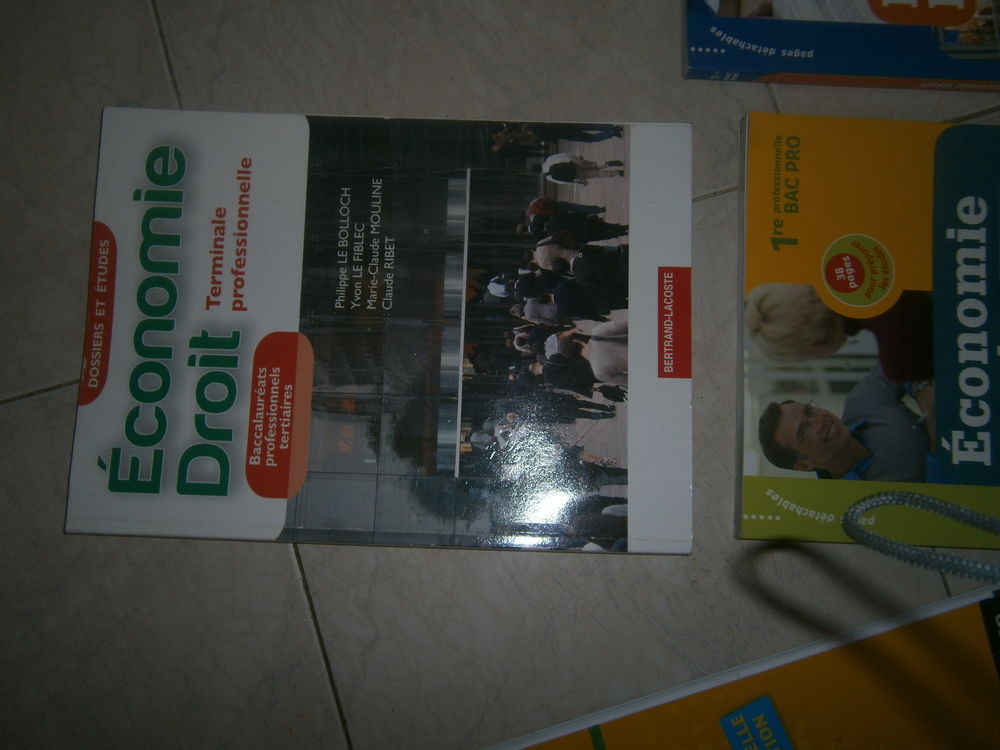 manuel economie droit Ed Bertrand Lacoste
Bac pro tertiaire
5 Annonay (07)
