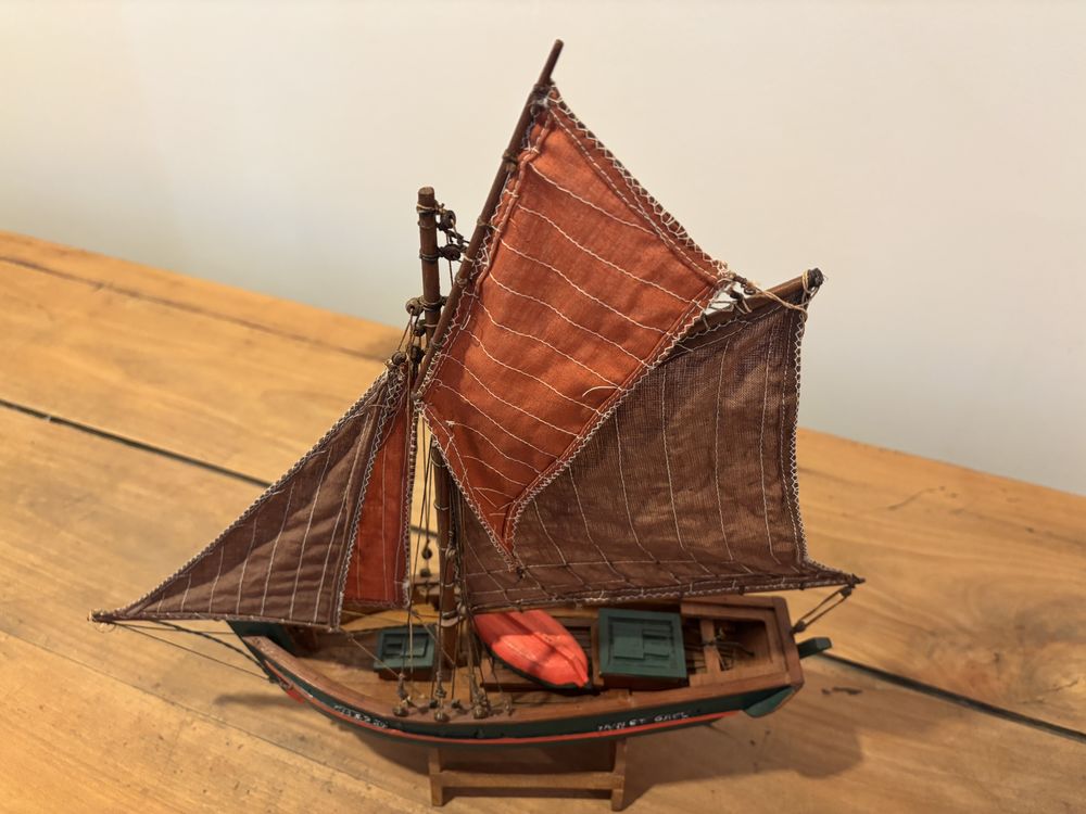 MAQUETTE  BATEAU DE TRAVAIL  AVEC  SUPPORT 50 G�nissieux (26)