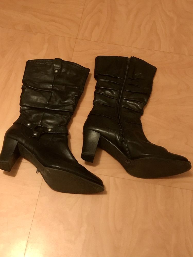 Marque: Tamaris. Couleur: noir lisse brillant. Avec fermeture. Talon: 7cm. Pointure: 39. Bottines neuves 50 Saint-Jean-de-Braye (45)