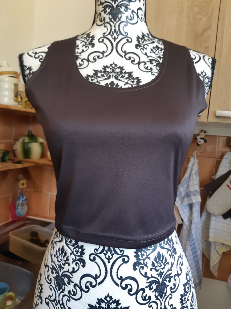  top marron, court, satin� NEUF sans manche TAILLE 1
l 3 Lyon 5 (69)