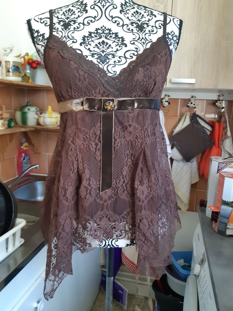  top marron dentelles NEUF SINEQUANONE taille 2
18 Lyon 5 (69)