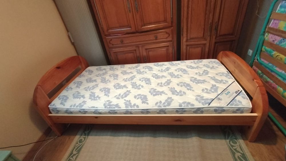 Lit pin massif  avec sommier  et matelas 90 M�zi�res-sur-Seine (78)