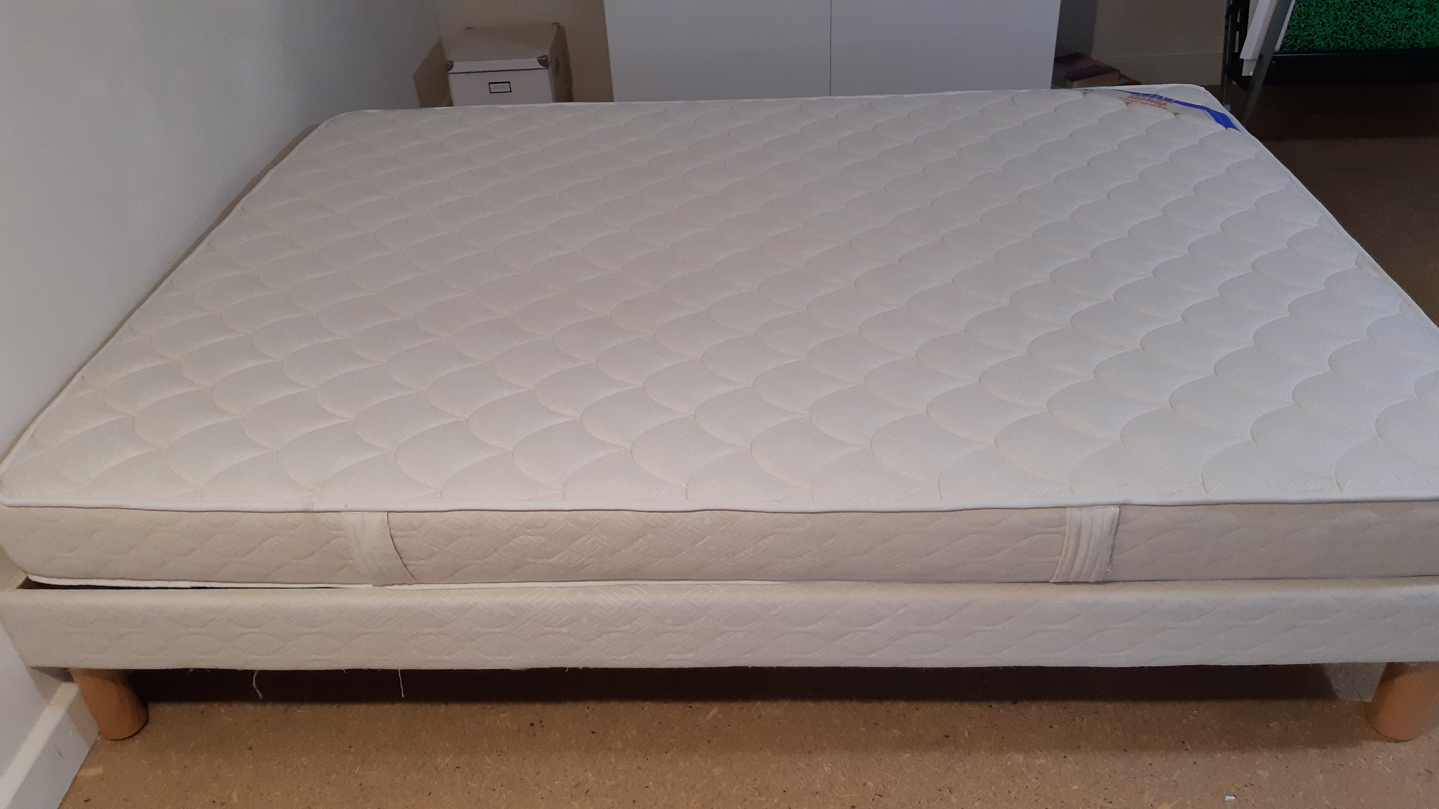 Matelas avec sommier � lattes et pieds de lit 140 x 190 130 Gy (70)