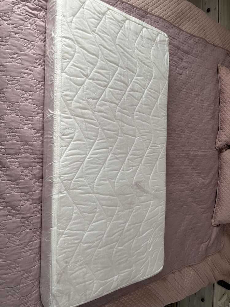 Matelas lit b�b� 
�tat impeccable 40 Decize (58)