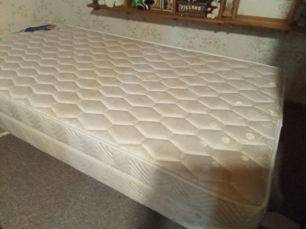 Matelas Bultex SAGA semi ferme quasi neuf beige cr�me
80x190 100 Nouzerines (23)