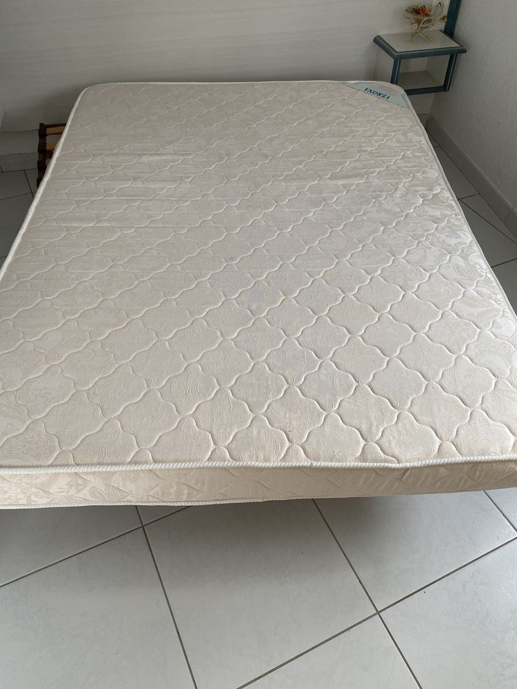 un matelas deux places en 140x190 80 Le Barcar�s (66)