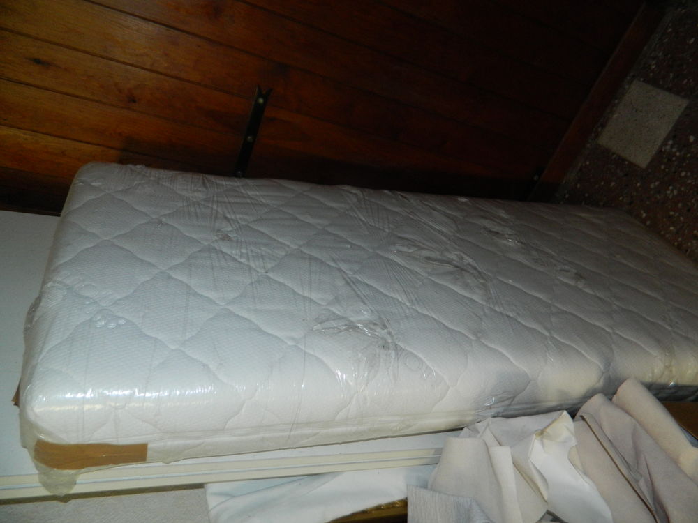 MATELAS ENFANT (1 m 39 x 60 cm) EN TRES BON ETAT 20 Englebelmer (80)