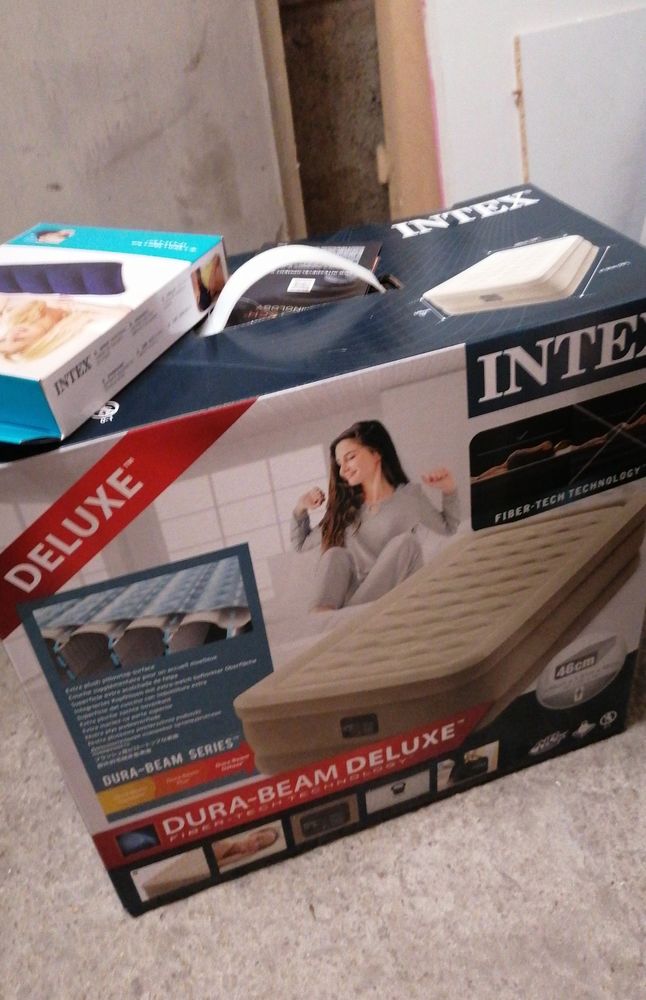 Matelas gonflable intex 46 cm tout neuf avec coussin 30 Courbevoie (92)