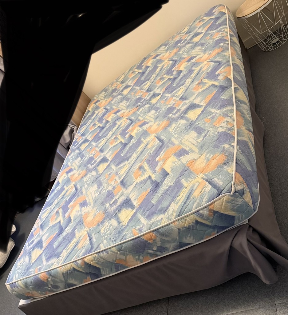 Matelas motifs abstraits et sommier 130 Buchy (76)