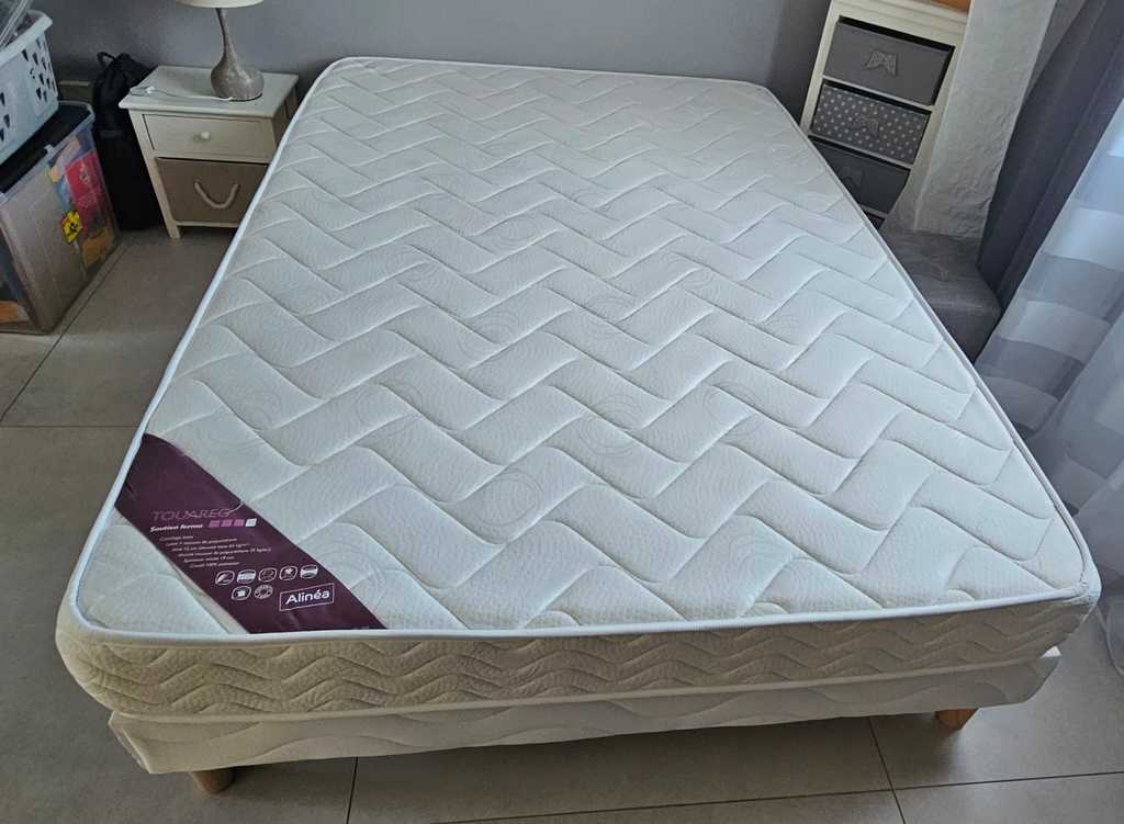 Matelas semi-ferme Alin�a Toukar� - Tr�s bon �tat 140 M�ounes-l�s-Montrieux (83)