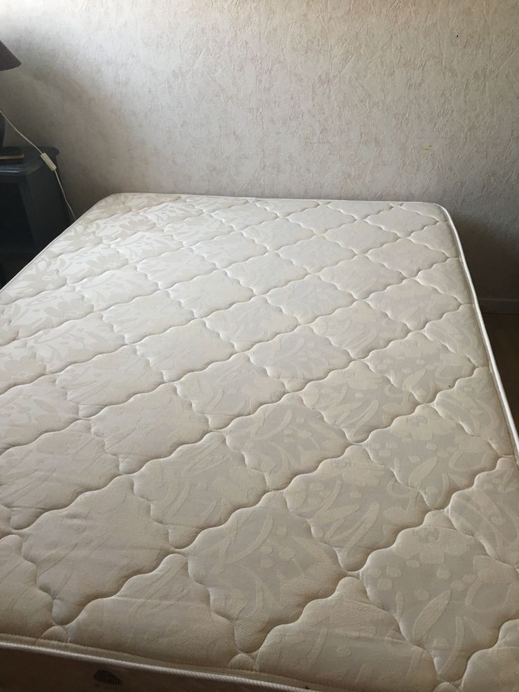 matelas et sommier 140x200 parfait �tat 90 Marines (95)