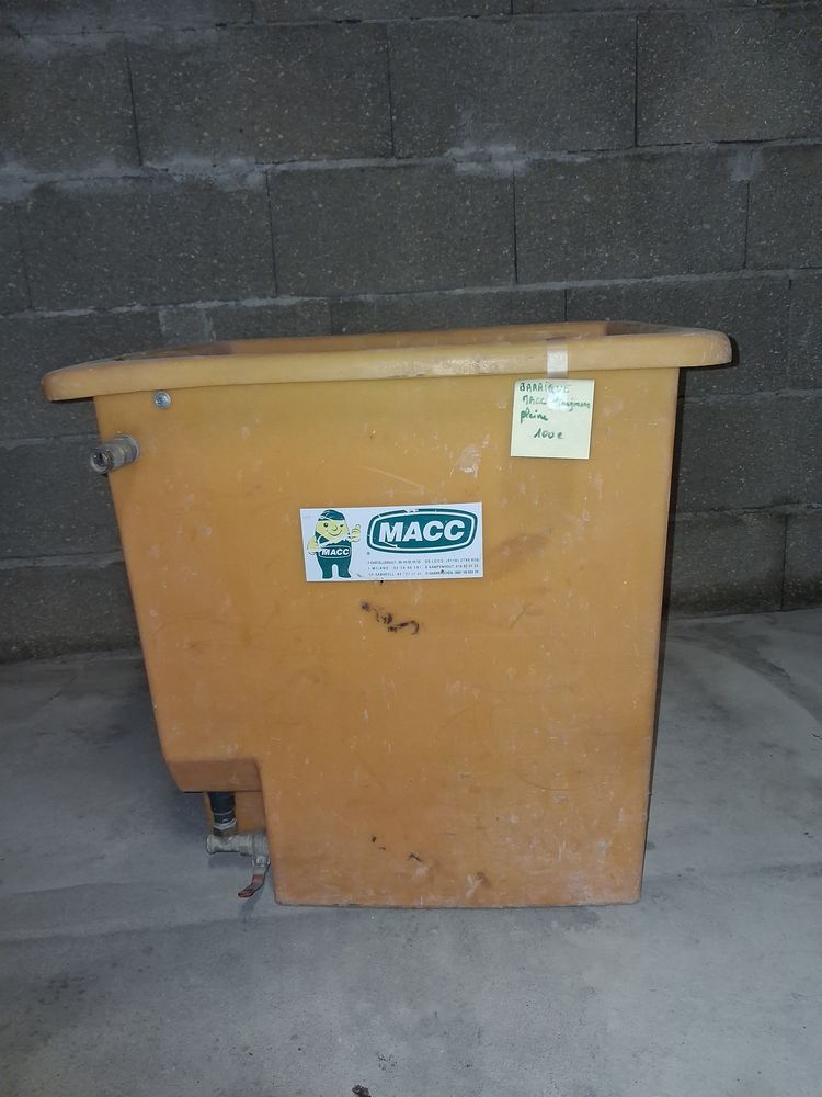 Mat�riel MACC divers
projecteurs, caisses, escabeaux 400 Angoul�me (16)