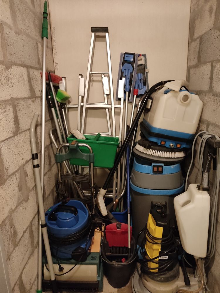 Lot de mat�riel de nettoyage vitres, sols, moquettes.. 3000 Saint-Pierre-d'Irube (64)