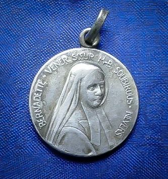 M�daille de  Bernadette Soubirous   Lourdes 10 Montargis (45)