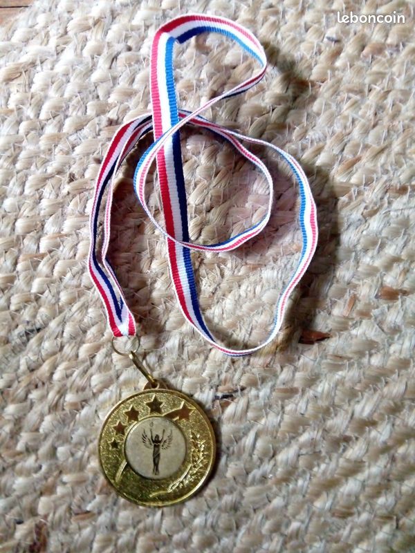 m�daille couleur or avec ruban 5 Beauchamp (95)