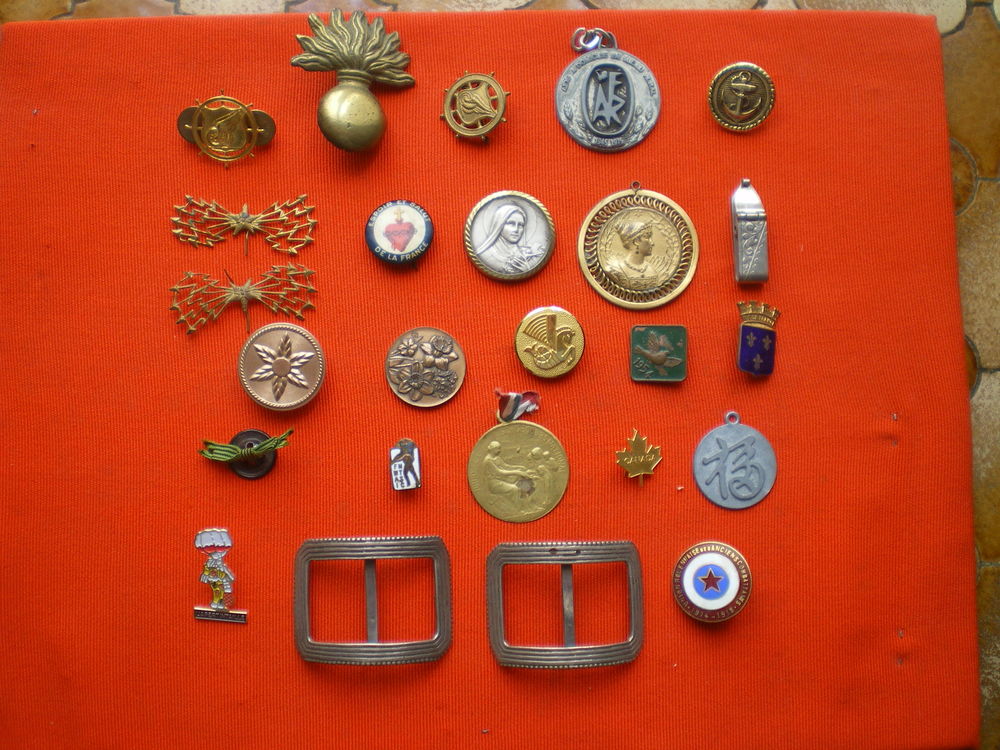 M�daille et insignes divers. 35 Caen (14)