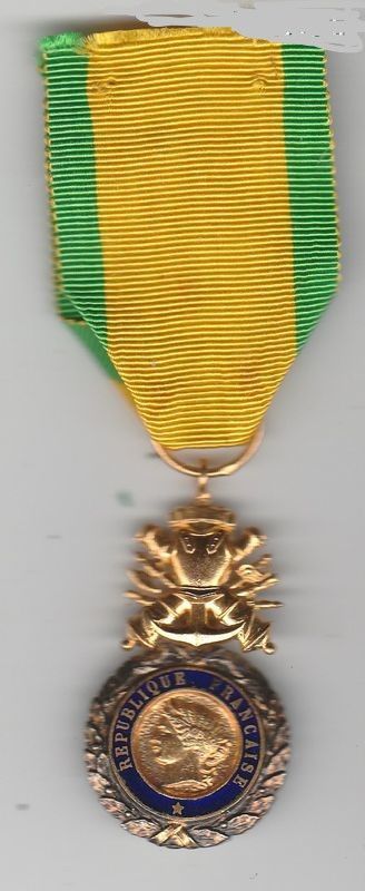  Médaille Militaire 4 e et 5eme république argentée et dorée 22 Doullens (80)