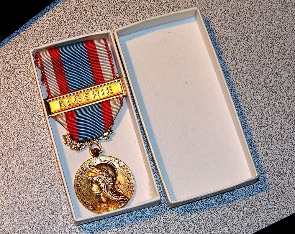 Medaille militaire guerre d'alg�rie + boite d'origine insigne d�coration commemorative du maintien de l'ordre en ALGERIE 20 Dunkerque (59)