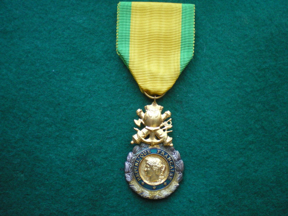 M�daille Militaire 4� R�publique avec �maux verts. 90 Caen (14)