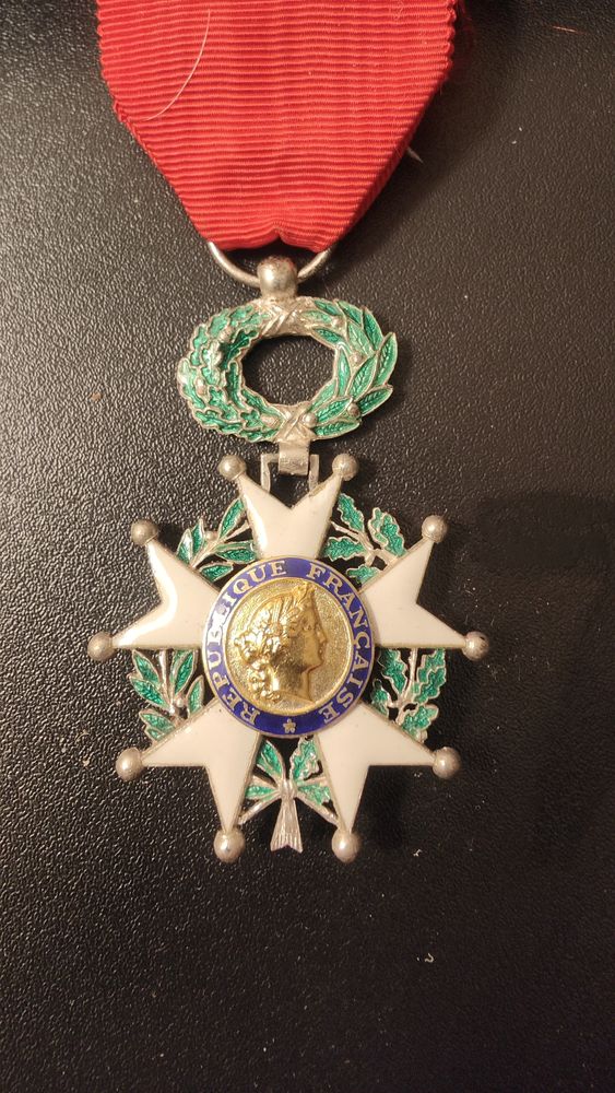 La m�daille de l'ordre du m�rite. 140 Pontmain (53)