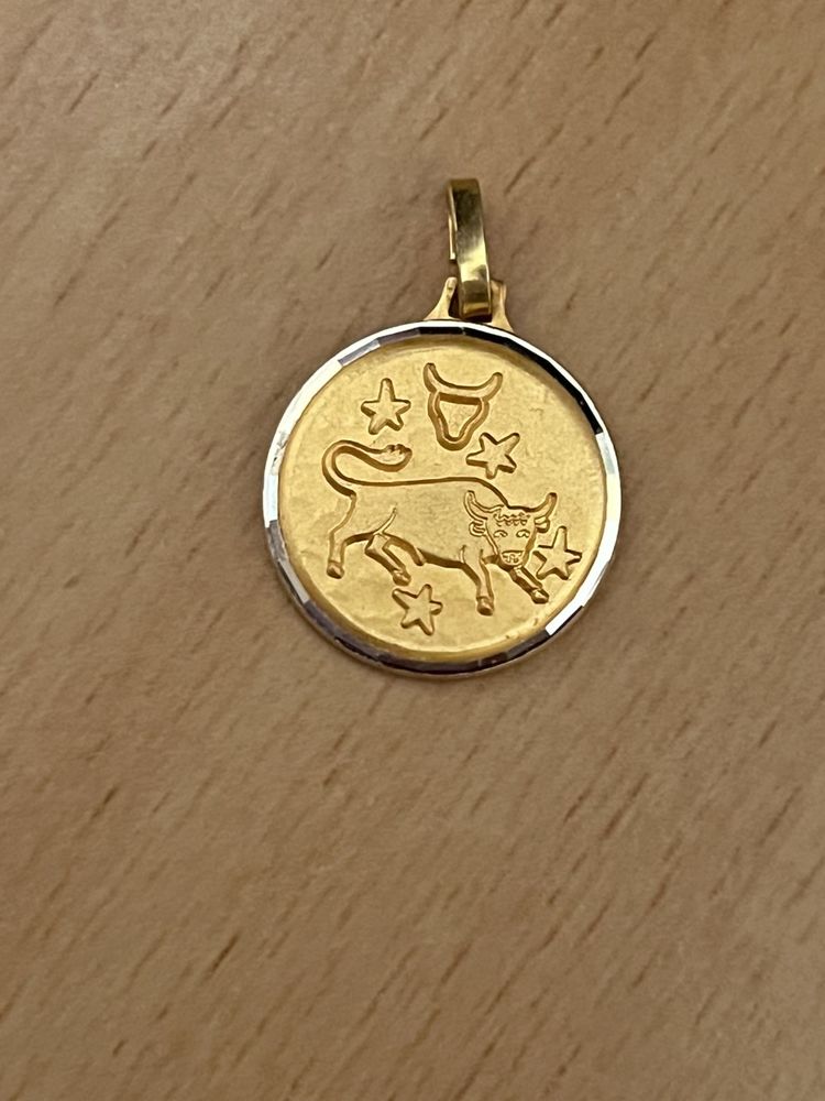 M�daille pendentif plaqu� or TAUREAU 8 Saint-Prix (95)