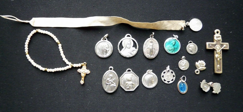 Lot de 16 M�dailles diverses et Pendentifs religieux - Vinta 20 Gravelines (59)