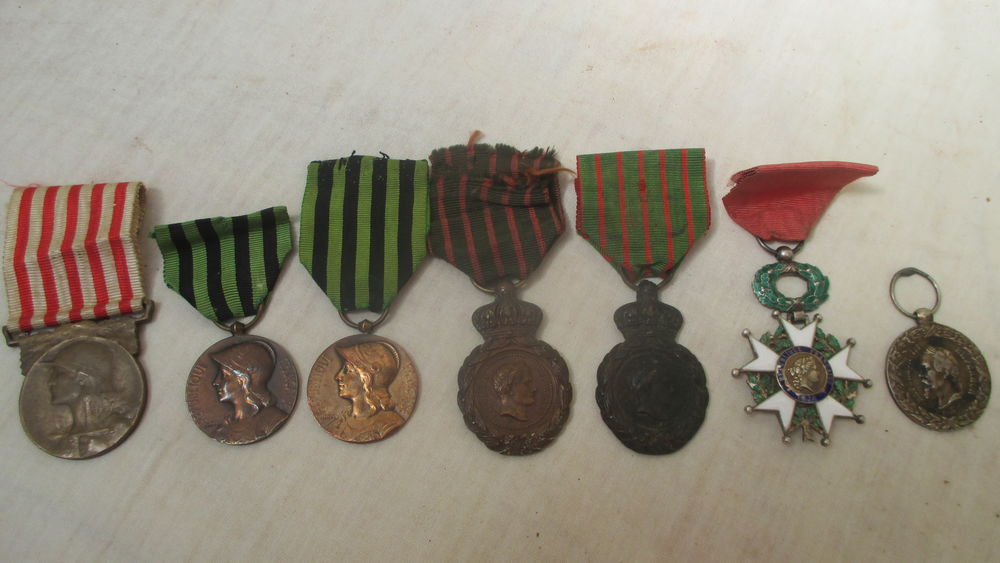 lot m�dailles militaire. 270 Causse-et-Di�ge (12)