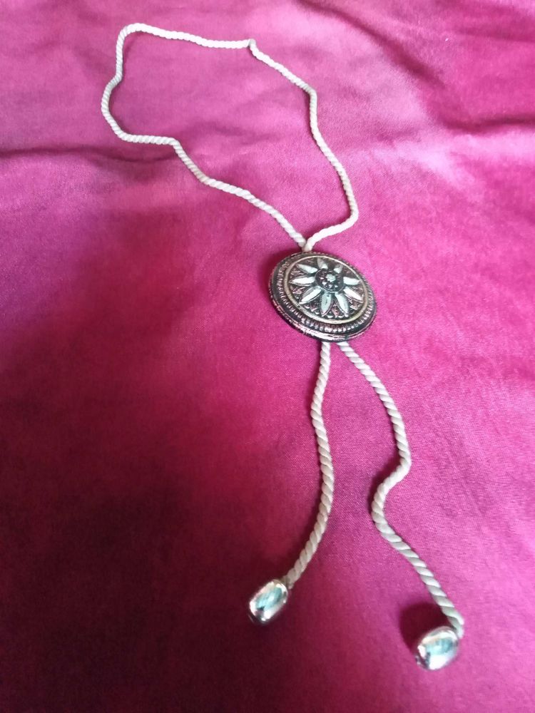 M�daillon avec son cordon 5 Avermes (03)