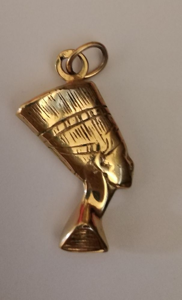 M�daillon buste N�fertiti imitation or 5 Baignes-Sainte-Radegonde (16)