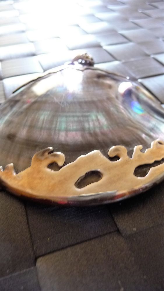 M�daillon de nacre et argent. Origine : Espagne 40 Nice (06)