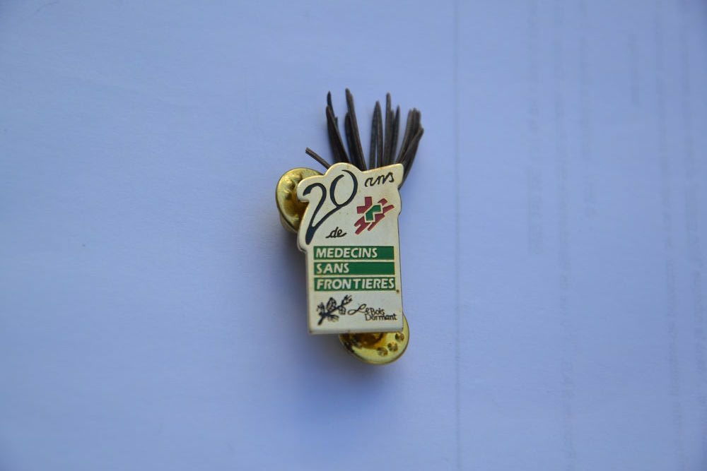 Pin's m�decin sans fronti�res 20 ans 5 Bonni�res (60)