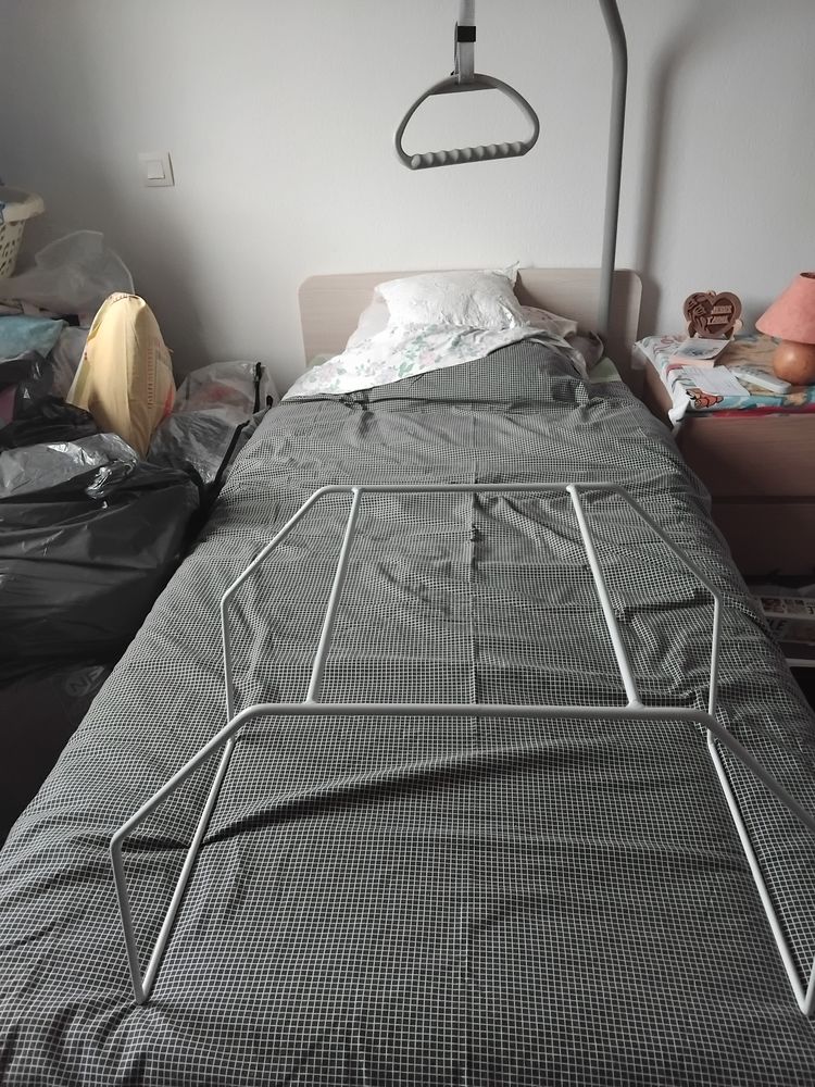 Lit m�dicalis� avec potence et arceau 500 Fabr�gues (34)