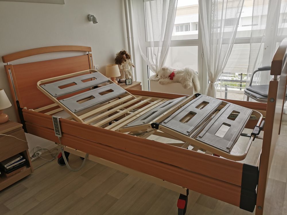 Lit m�dicalis� bois h�tre 1 personne 1100 La Rochelle (17)