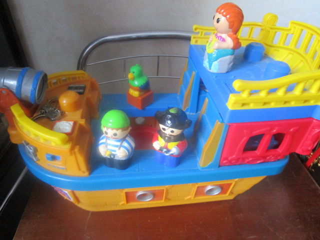 MEGA BLOKS - BATEAU  PIRATE 
et  5 sujets 
7 Sassenage (38)