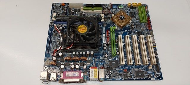 C. M�re GIGABYTE K8NS Pro+AMD Sempron 3000+ � 1,8 Ghz+M�m. 20 Cellule (63)