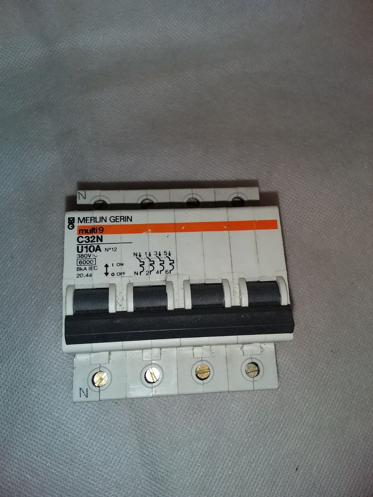 Merlin G Disjoncteur T�trapolaire C32N 10A 380v 20144 18 Serres-Castet (64)