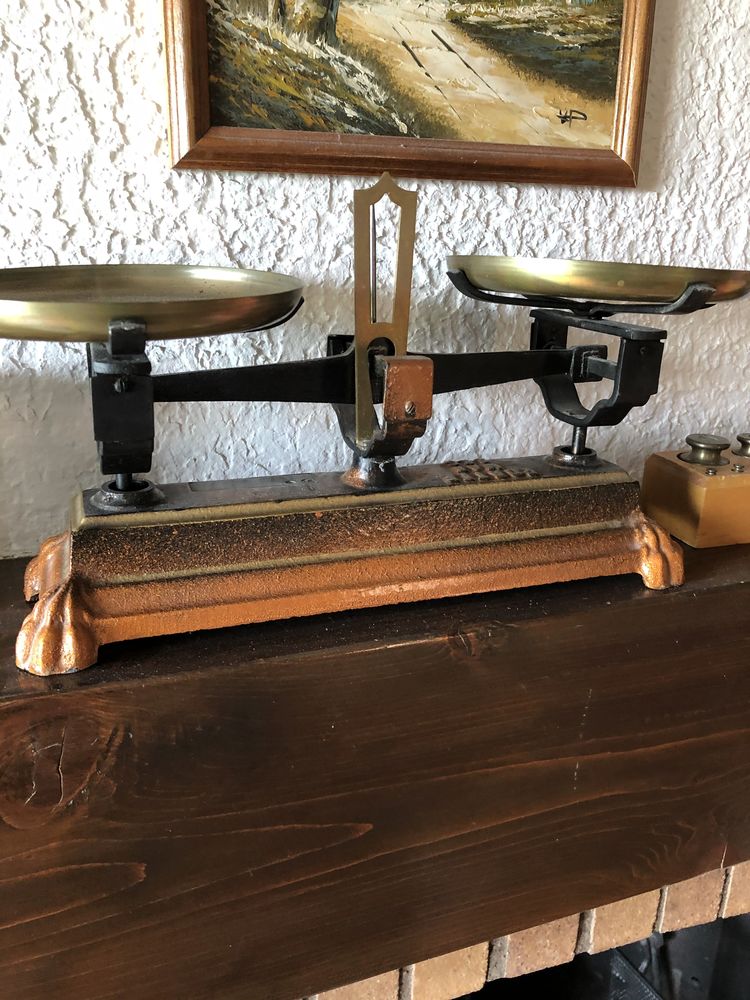 set de mesures en �tain.
Balance avec ses poids
ancien fer 0 La Freissinouse (05)