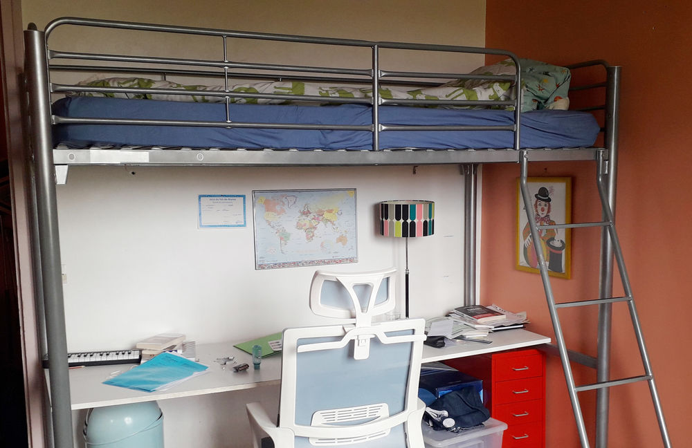 Lit m�tallique en hauteur + plateau bureau 150 Cachan (94)