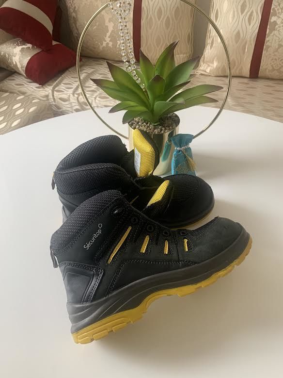 Mets tes chaussures de s�curit� le chantier t'attend ( s�cur 20 N�mes (30)